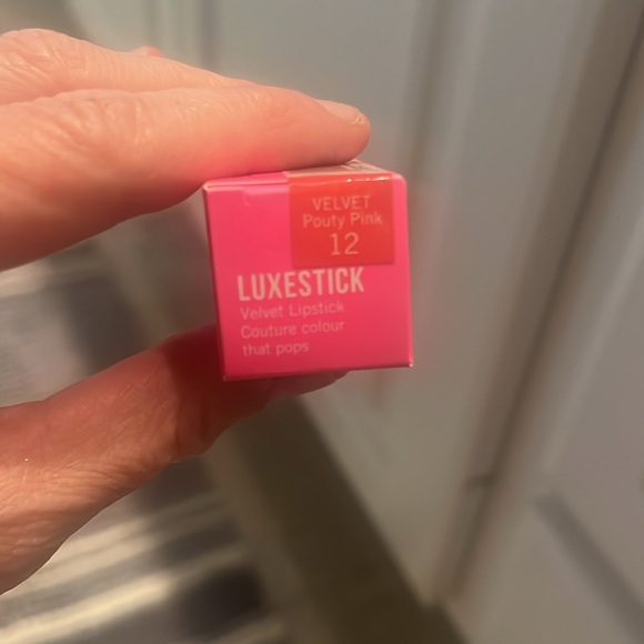 Models Own LuxeStick Velvet Pouty Pink - Picture 3 of 5